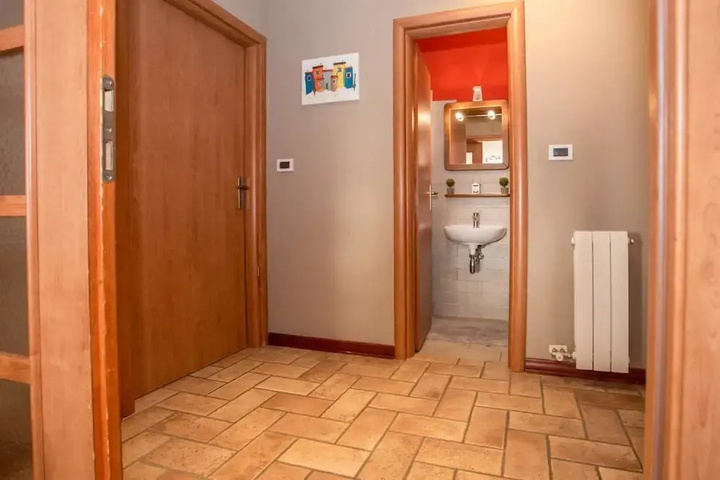 Room 9 of 18