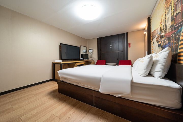 Room 5 of 10