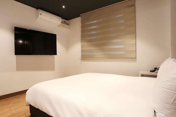 Room 26 of 46