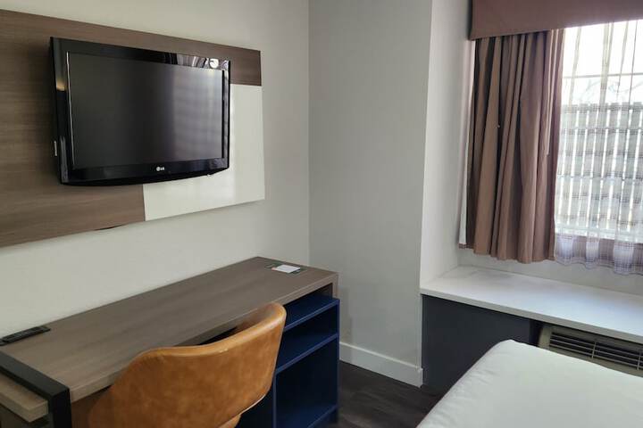 1 Queen Bed Accessible (15 of 15)