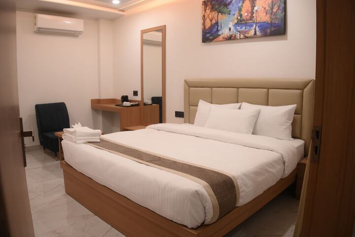 Room 13 of 28