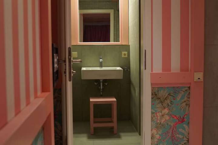 Room 53 of 84