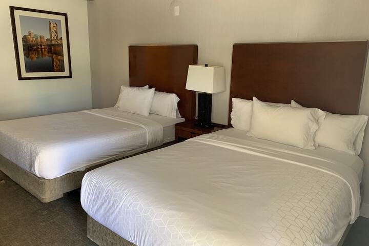 1 Queen Bed (6 of 8)