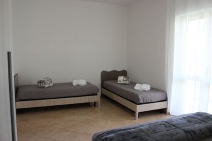 Room 27 of 33