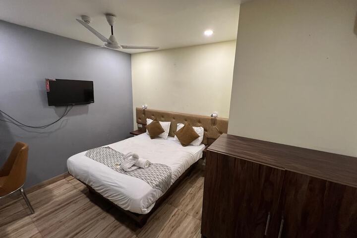 Room 4 of 6
