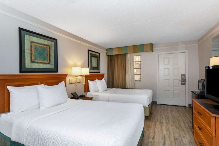 2 Double Beds Mobility Hearing Accessible Room Roll in Shower (4 of 16)