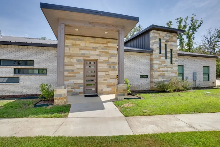 Luxe Waterfront Home in Malakoff w / Pool + Hot Tub