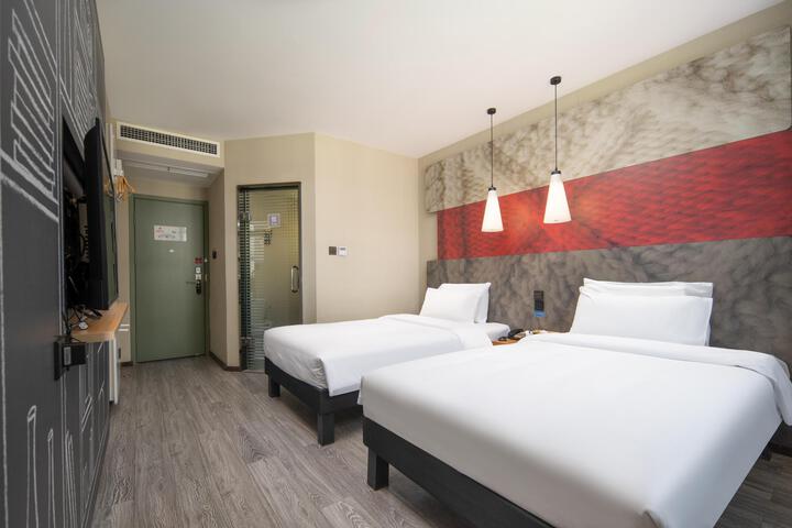 Room 35 of 41