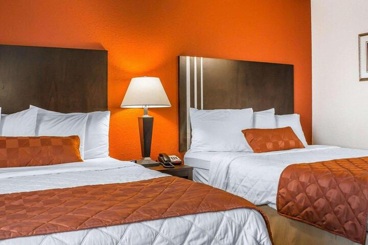 2 Queen Beds Mobility Accessible (8 of 9)