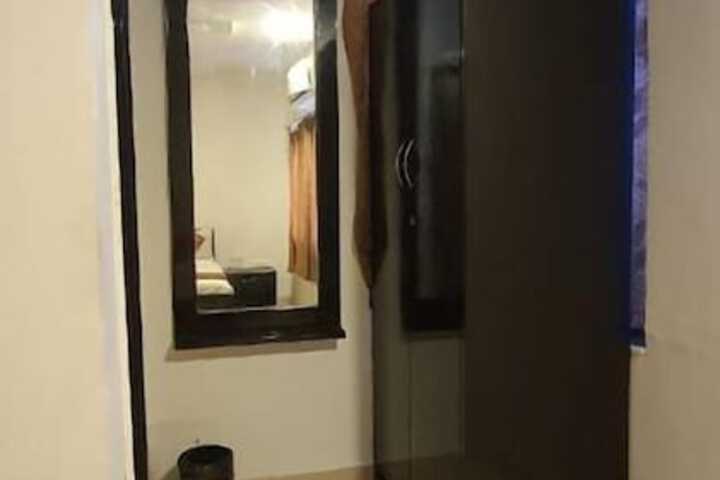 Room 6 of 33