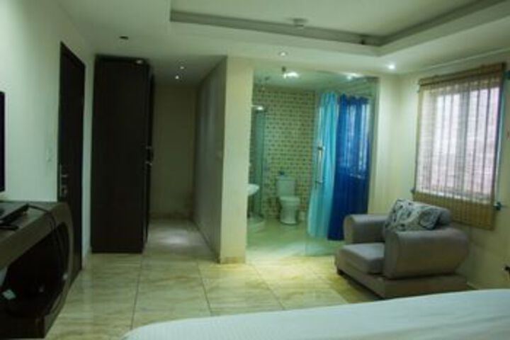 Room 12 of 37
