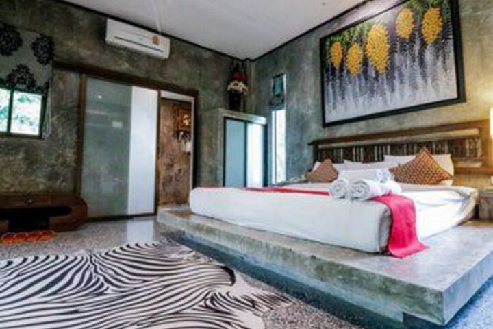 Room 10 of 28