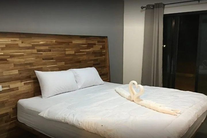 Room 6 of 13