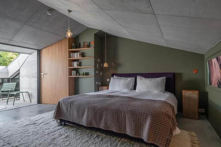Room 32 of 68