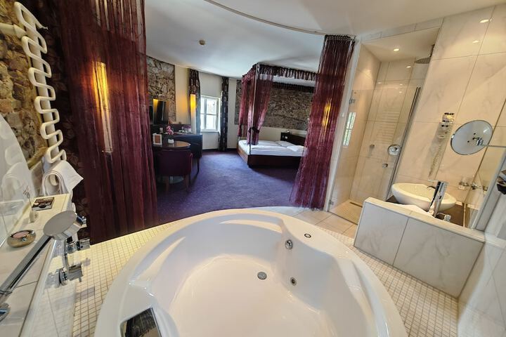 Room 9 of 16