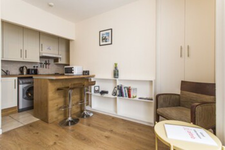 Room 10 of 14