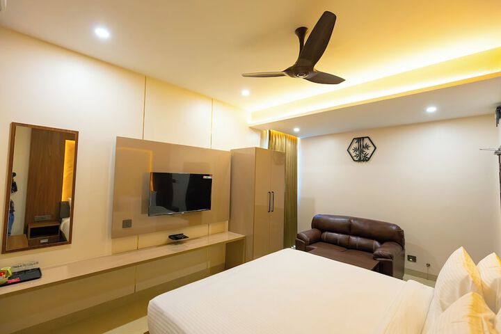 Room 6 of 12