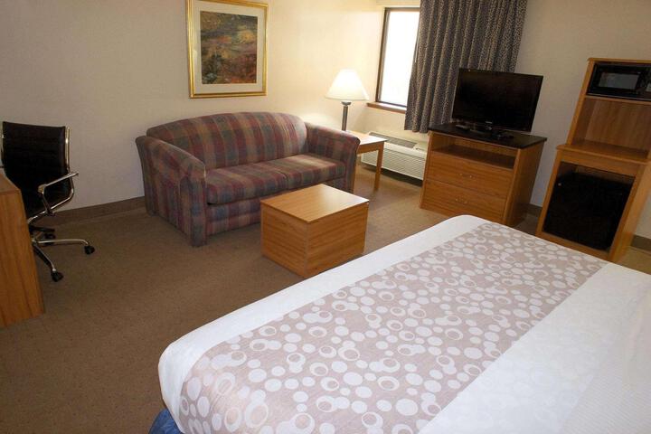 1 King Bed Deluxe Room (4 of 12)
