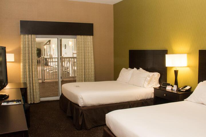 1 Queen Bed (1 of 18)