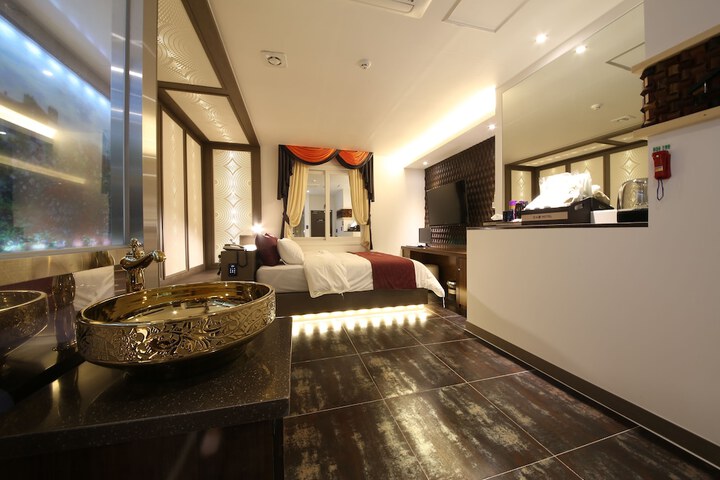 Room 10 of 65