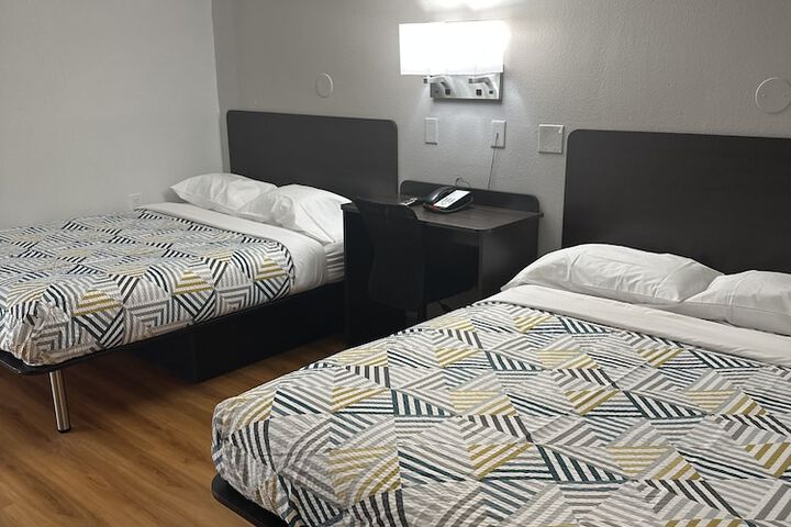1 Queen Bed (6 of 20)