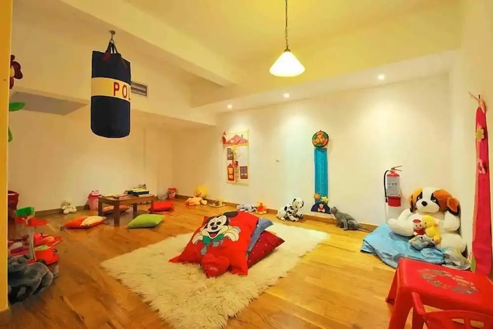 Room 8 of 16