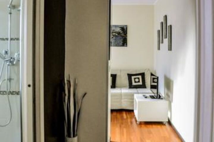 Room 8 of 12