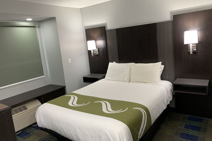 1 Queen Bed (21 of 22)