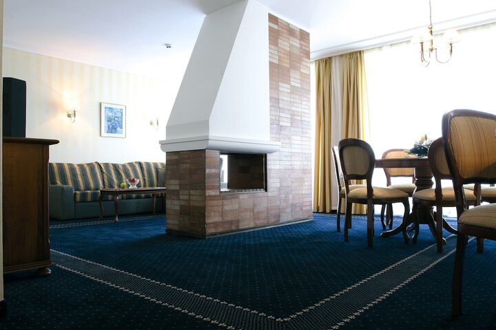 Room 10 of 26