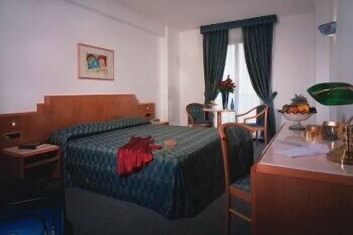 Room 12 of 36