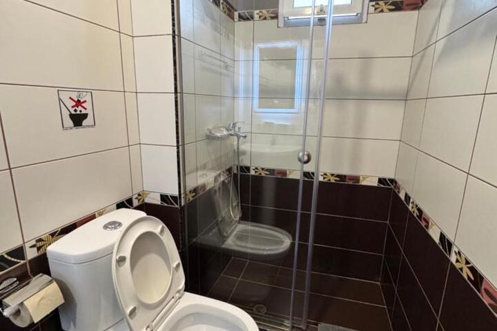 Room 9 of 12
