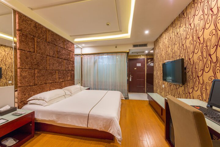 Room 9 of 16