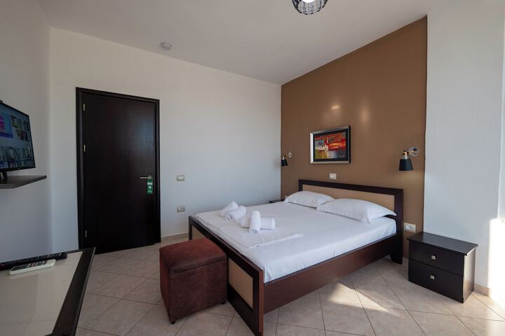 Room 4 of 96