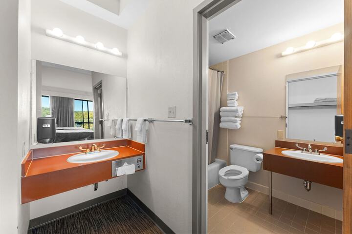 Room 33 of 68
