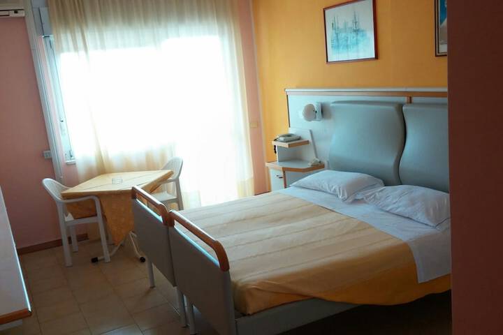 Room 6 of 24