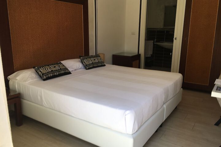 Room 18 of 99