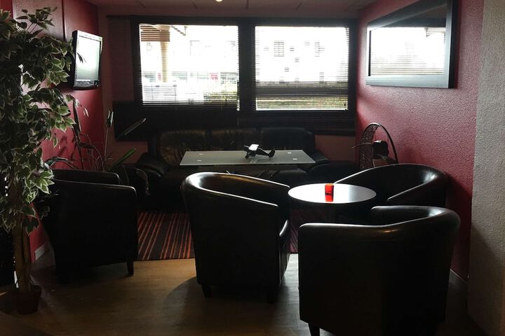 Lounge 25 of 30