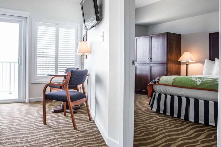 1 King Bed (2 of 17)