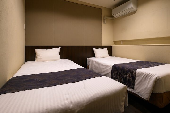 Room 11 of 40