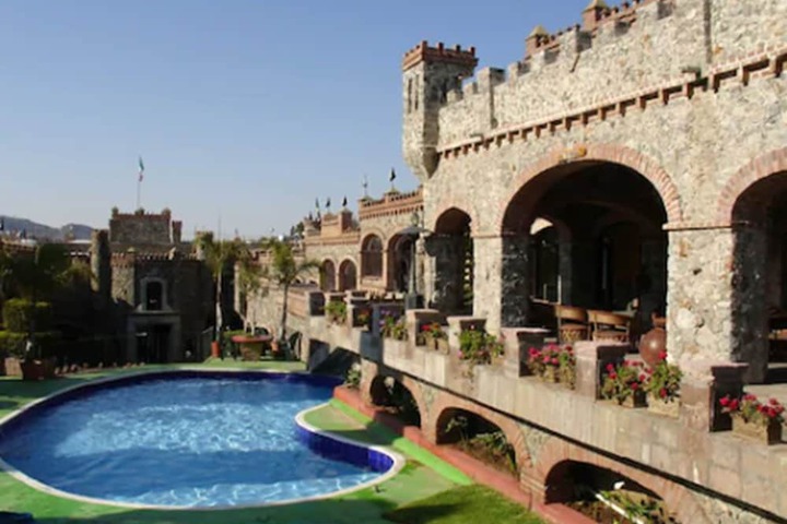 Hotel Pool