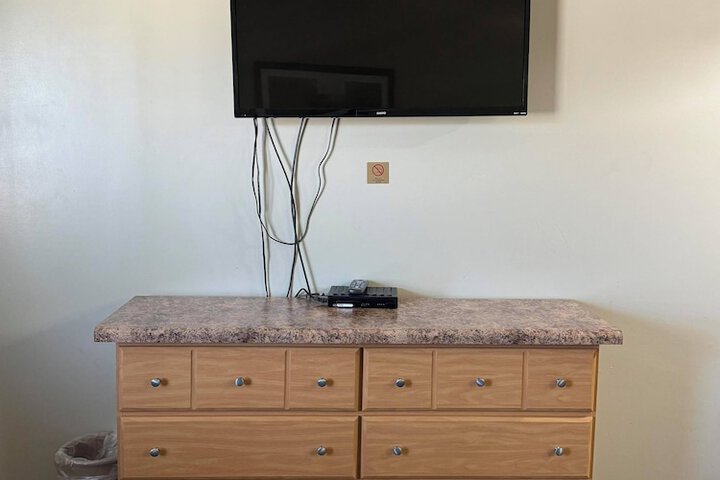 1 Queen Bed (2 of 14)