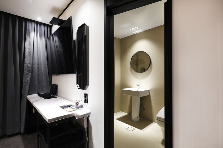 Room 10 of 74