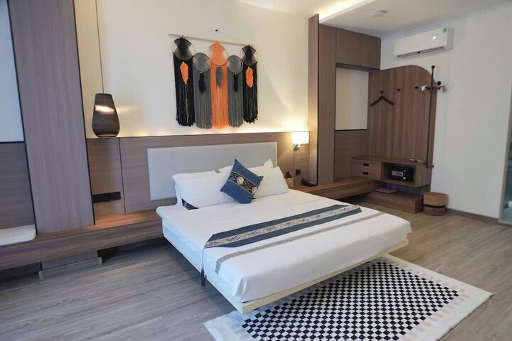 Room 2 of 17