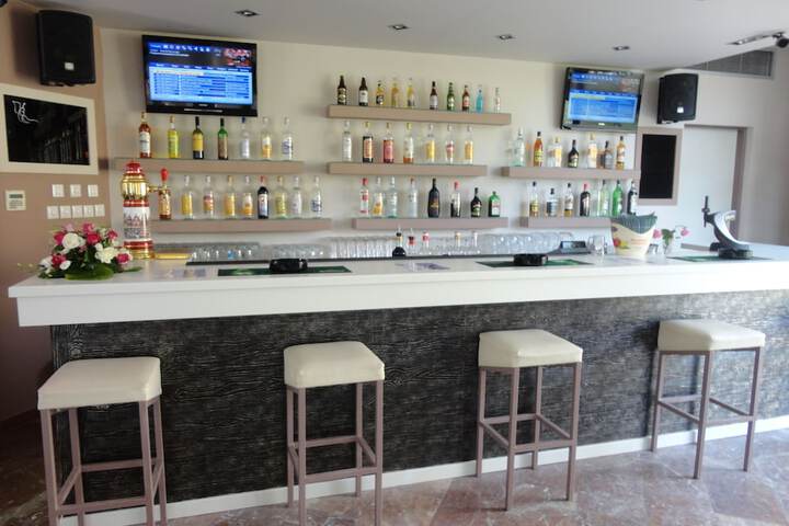 Lounge 31 of 44