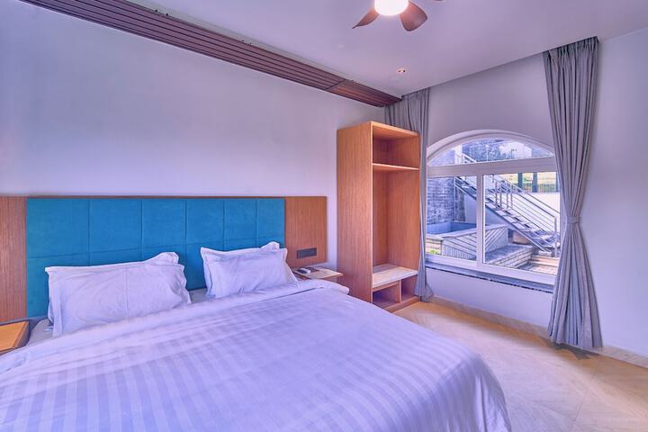 Room 28 of 100
