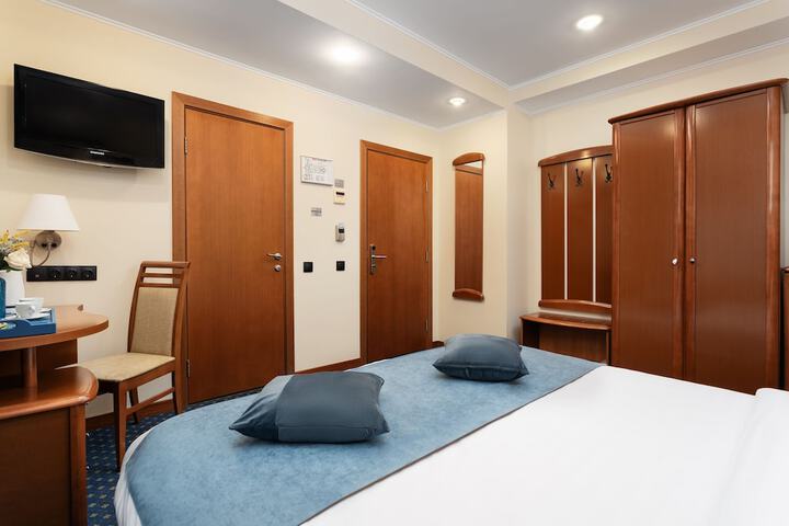 Room 9 of 28