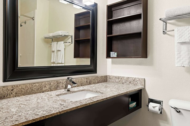 1 Queen Bed Recliner High Speed Internet Accessible Microwave and Refrigerator, Coffee Maker, Hairdryer Continental Breakfast (6 of 13)