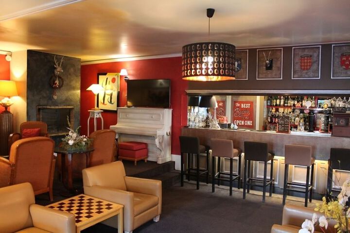 Lounge 33 of 42