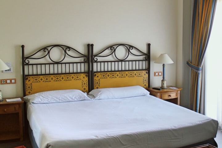 Room 12 of 83
