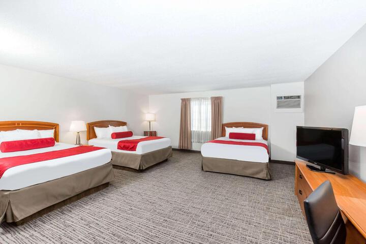 2 Queen Beds (6 of 13)